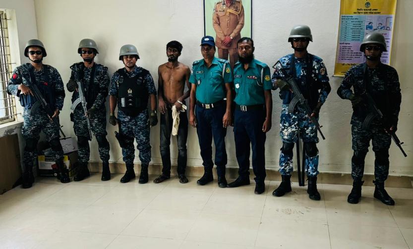খুলনায় নৌবাহিনীর অভিযানে মাদক ব্যবসায়ী আটক