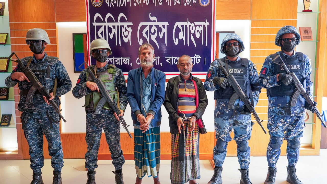 মোংলায় কোস্টগার্ডের নেতৃত্বে যৌথ  বাহিনীর অভিযানে আটক ২