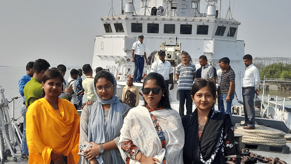 মোংলায় কোস্টগার্ডের যুদ্ধজাহাজ “কামরুজ্জামান” ঘুরে দেখলেন দর্শনার্থীরা