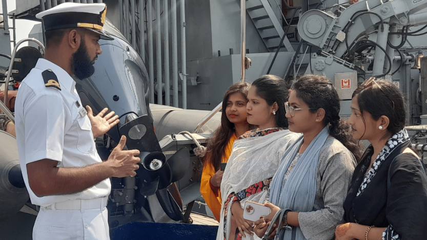 মোংলায় দর্শনার্থীদের পদচারনায় মুখরিত নৌবাহিনীর যুদ্ধজাহাজ “ধলেশ্বরী “