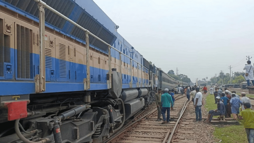 যশোরে ট্রেন লাইনচ্যুত, ২ ঘণ্টা পর রেল চলাচল স্বাভাবিক
