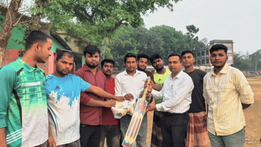 খানসামায় খেলোয়াড়দের ক্রীড়াসামগ্রী উপহার দিলেন ইউএনও