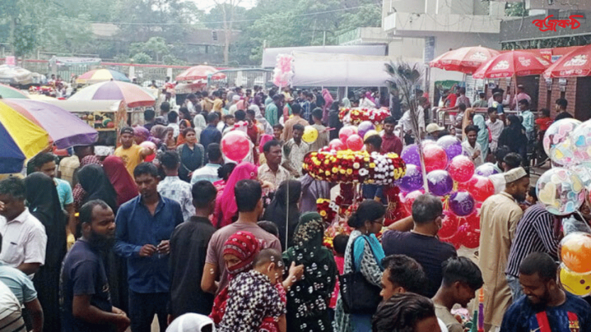 ভ্যাপসা গরমেও চিড়িয়াখানায় দর্শনার্থীদের ভিড়