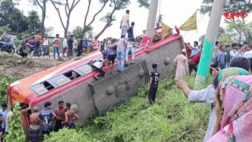 ফরিদপুরে নিয়ন্ত্রণ হারিয়ে বাস খাদে, নিহত ৫