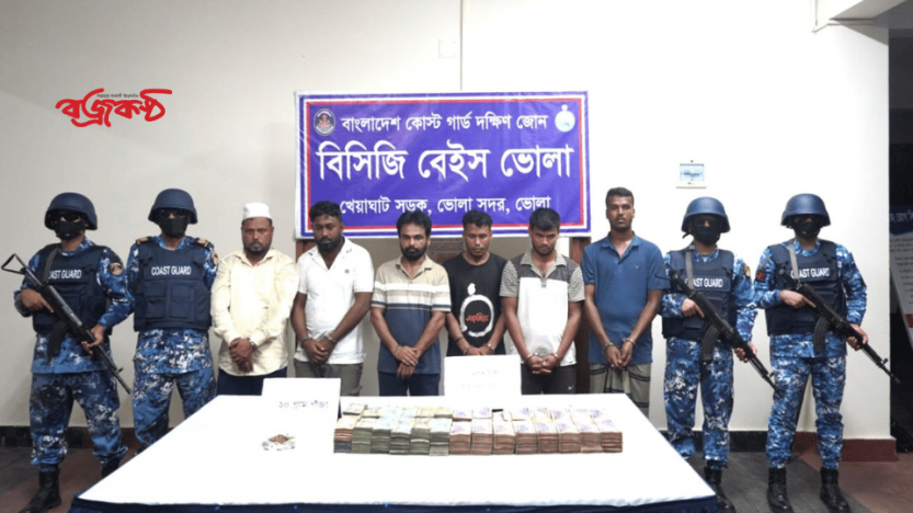 বরিশালে মেঘনা নদীতে অবৈধভাবে বালু উত্তোলনকালে ড্রেজার বাল্কহেড নগদ টাকাসহ আটক ৬