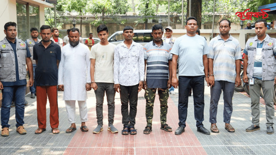 সোনার দোকানে ডাকাতির প্রস্তুতি, অস্ত্র-ককটেলসহ গ্রেফতার ৭
