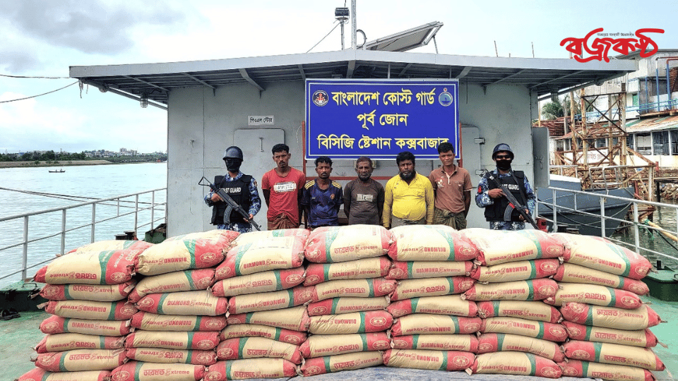 অবৈধভাবে পাচারকালে সিমেন্টসহ ৫ পাচারকারী আটক