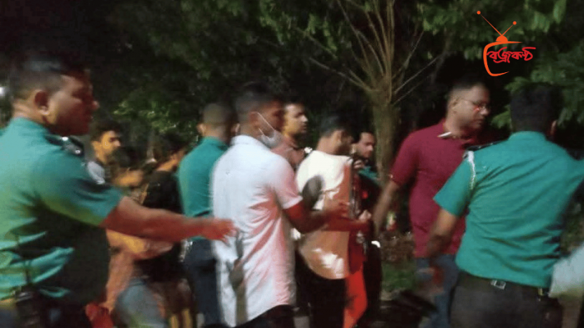 বন্ধুদের সাথে কনসার্টে যাচ্ছিলেন শাবি ছাত্রী, মেসে নিয়ে অজ্ঞান করে ‘ধর্ষণ’ধর্ষণ ও ভিডিও ধারণের অভিযোগে দুই ছাত্র আটক