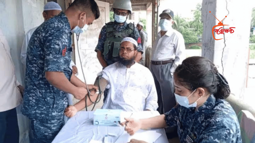 বরগুনায় সুবিধাবঞ্চিত মানুষের মাঝে নৌবাহিনীর বিনামূল্যে চিকিৎসা সেবা প্রদান