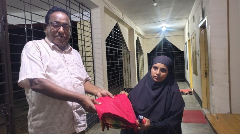 কুশদহ ইউপি চেয়ারম্যান কর্তৃক শতাধিক শাড়ি লুঙ্গির বিতরণ