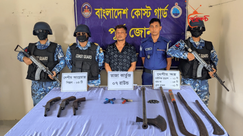 মহেশখালীতে কোস্টগার্ড-পুলিশের   অভিযানে অস্ত্রসহ সন্ত্রাসী আটক