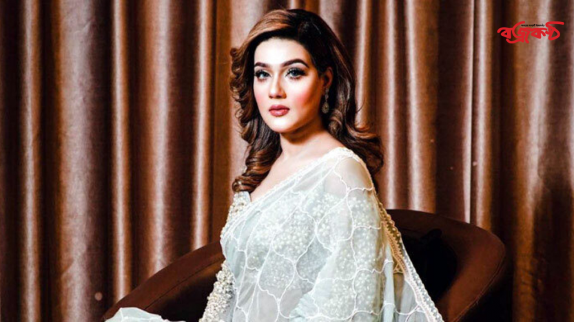 দেশ ছাড়লেন নায়িকা মাহিয়া মাহি