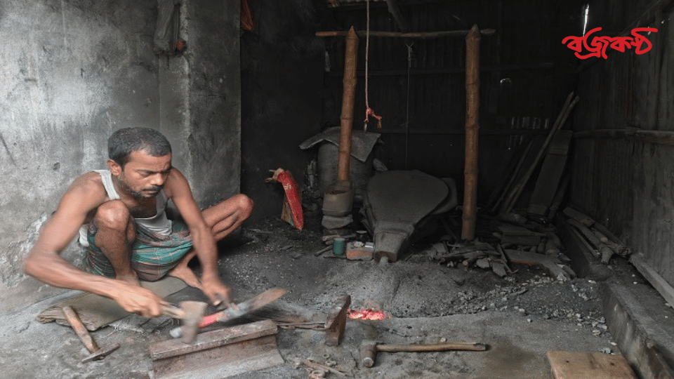 গোবিন্দগঞ্জে ঈদের প্রস্তুতিতে ব্যস্ত কামারপল্লী