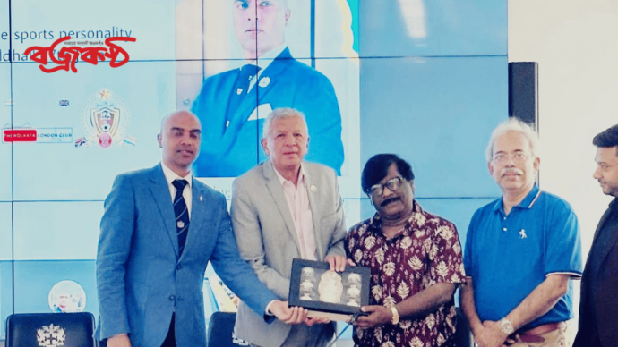 লন্ডনে সম্বর্ধিত হলেন বাংলার প্রখ্যাত সঙ্গীত শিল্পি ও সুরকার  সৌম্যেন অধিকারী