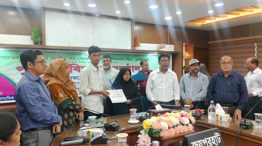 জয়পুরহাটে সেরা শিক্ষার্থীদের মাঝে পুরস্কার বিতরণ