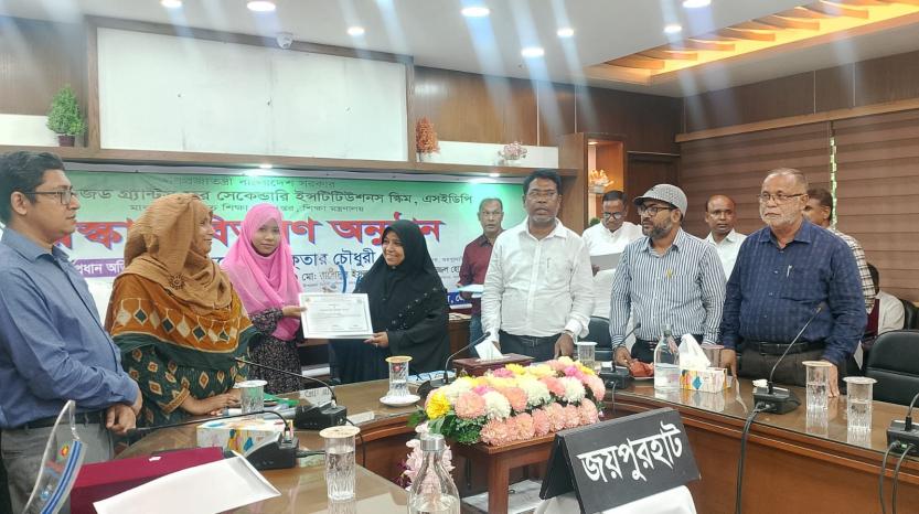 জয়পুরহাটে সেরা শিক্ষার্থীদের মাঝে পুরস্কার বিতরণ-1