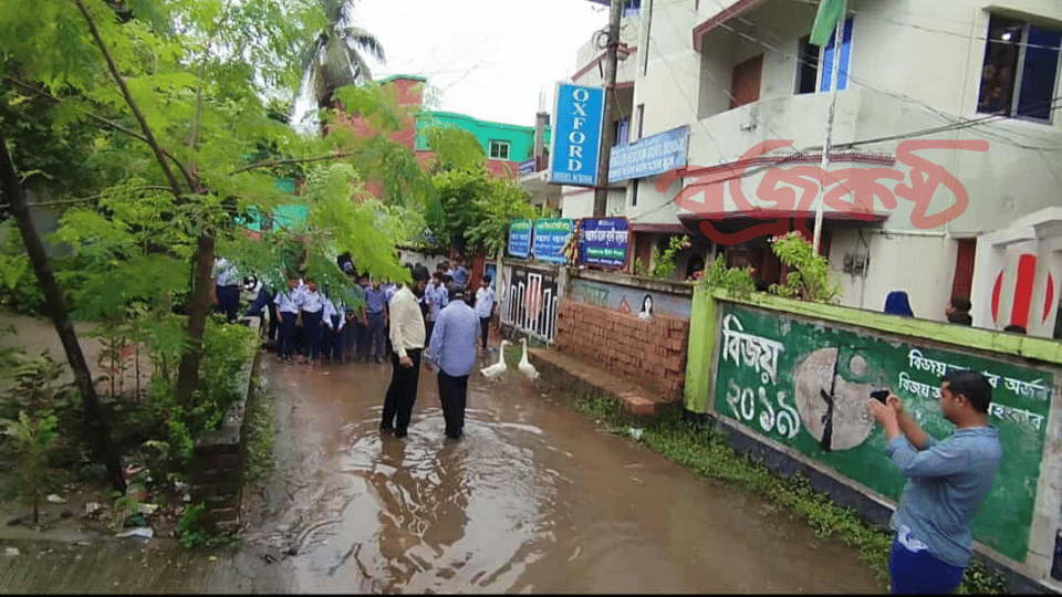দৌলতপুর উপজেলার আল্লারদর্গায় সকল বিদ্যালয়সহ এলাকায় জলাবদ্ধতায় চরম দুর্ভোগে এলাকাবাসী