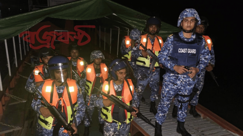 গোপালগঞ্জে নদীপথে টহল জোরদার   করেছে নৌবাহিনী কোস্টগার্ড