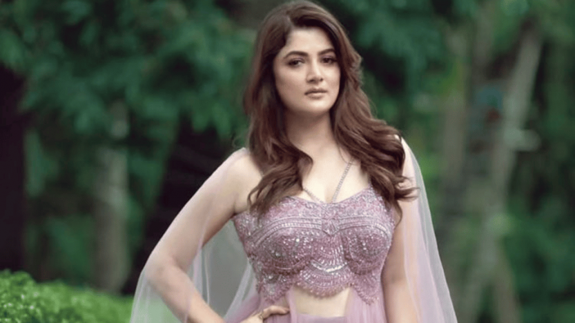 আকর্ষণীয় লুকে ধরা দিলেন শ্রাবন্তী