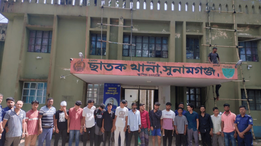 ছাত্রদ‌লের নেতৃ‌ত্বে হামলায়, ছাত‌কে তুচ্ছ ঘটনা‌কে কেন্দ্র ক‌রে হামলা,ভাংচুর লুটপাট,গ্রেপ্তার ১৫