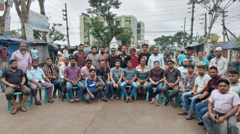 সংসদীয় আসন বিভাজনের প্রতিবাদে মোংলায় সর্বাত্মক অবরোধ পালন