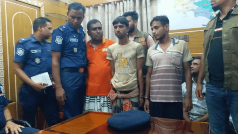 দৌলতপুরে পুলিশের অভিযানে ডাকাতির সাথে জড়িত থাকার অভিযোগে ৩ জনকে আটক