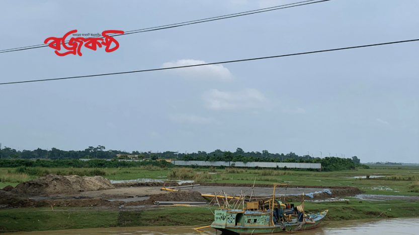ছাতকে সুরমা নদী থেকে রাতের আঁধারে অবৈধভাবে বালু উত্তোলন