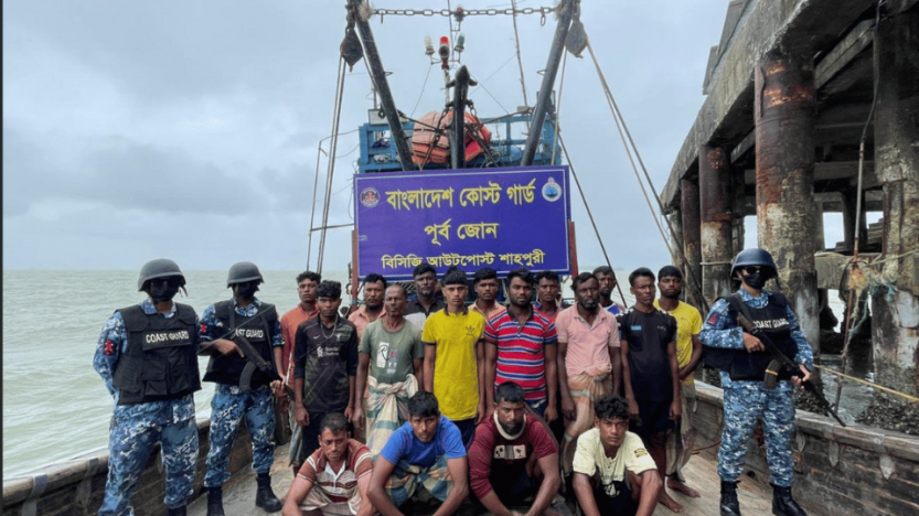 টেকনাফে কোস্টগার্ডের অভিযানে সামুদ্রিক   মাছসহ অবৈধ আর্টিসনাল ট্রলিং বোট জব্দ