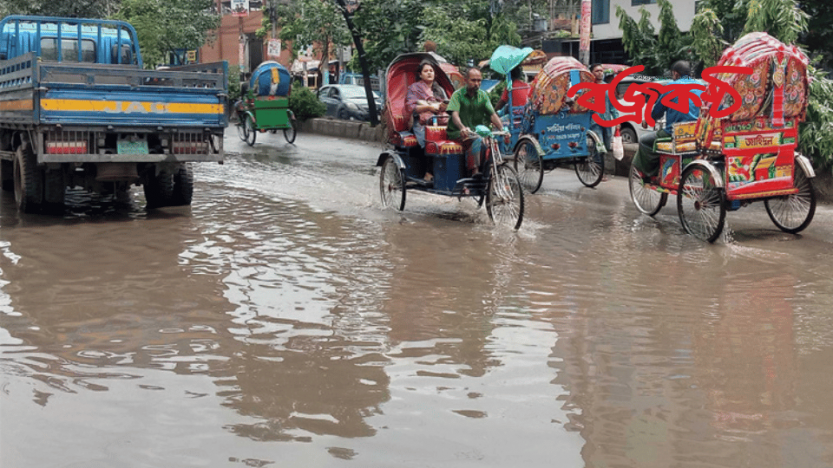 ঢাকায় দুই ঘণ্টায় ৫২ মিলিমিটার বৃষ্টিপাত, ভোগান্তিতে নগরবাসী