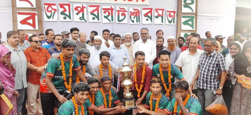 জয়পুরহাটে জেলা প্রশাসক ফুটবল টুর্নামেন্টের বিজয়ী দলকে সংবর্ধনা