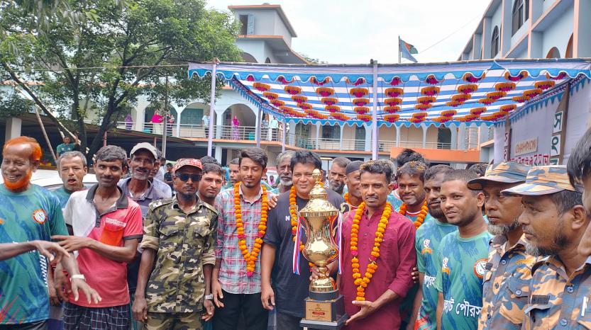 জয়পুরহাটে জেলা প্রশাসক ফুটবল টুর্নামেন্টের বিজয়ী দলকে সংবর্ধনা