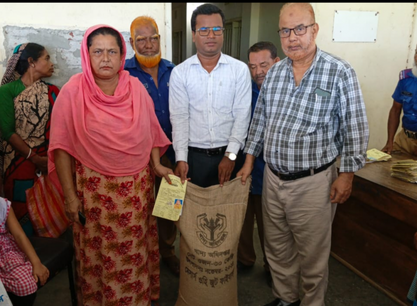 দিনাজপুরের ফুলবাড়িতে খাদ্যবান্ধব সহায়তা কর্মসূচি’র চাল বিতরণ