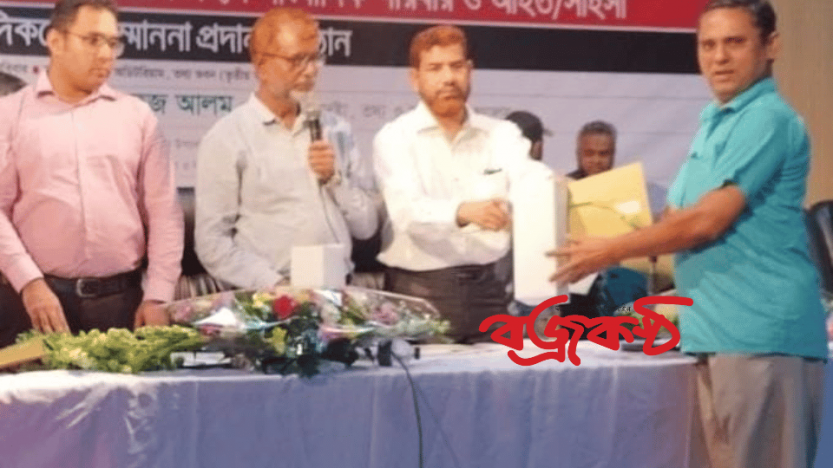 গণঅভ্যুত্থানে সাহসী সাংবাদিকতার জন্য সম্মাননা পেলেন আল হেলাল