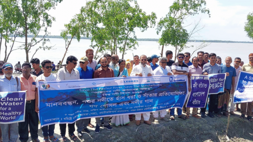 শিল্প দূষণে আক্রান্ত পশুর নদী  বাঁচাতে মোংলায় মানববন্ধন