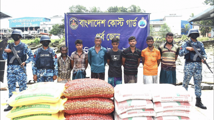 মায়ানমার থেকে মাদকের বিনিময়ে খাদ্যপণ্য পাচারকালে আটক ৭