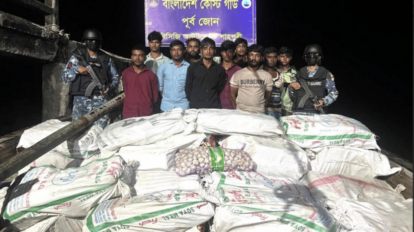 মায়ানমার থেকে পণ্যের বিনিময়ে মাদক   পাচারকালে আটক ১০