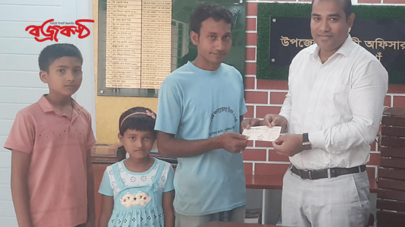 রাণীনগরে মা হারা অসহায় দুই শিশুকে আর্থিক সহায়তা দিলেন ইউএনও