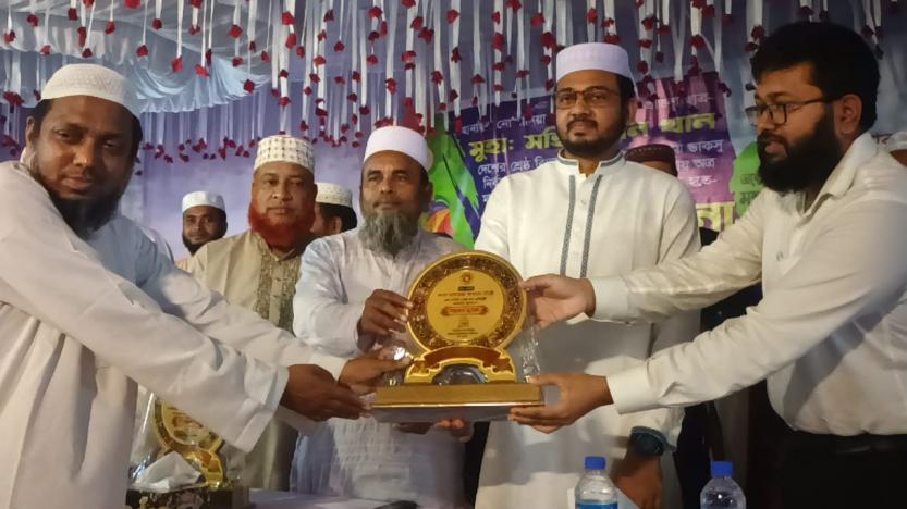 ডাকসু এজিএস মহিউদ্দীন খানকে হানাইল নোমানিয়া কামিল মাদ্রাসায় সংবর্ধনা
