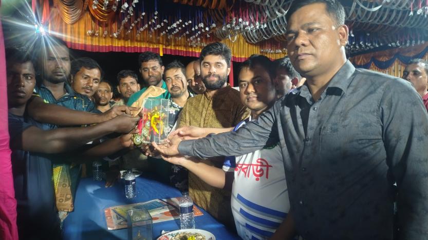 ফুলবাড়ীতে ওয়ানডে ফুটবল টুর্নামেন্টের বিজয়ীদের পুরস্কার বিতরণ করেন ডা.আব্দুল আহাদ