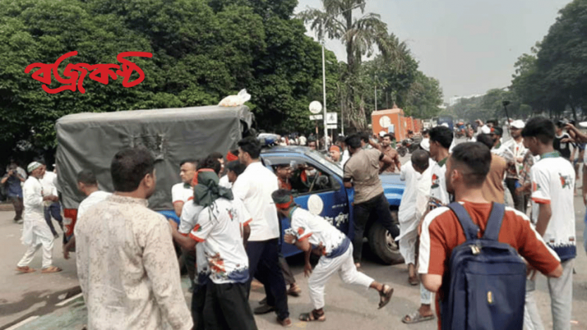 সংসদের সামনে পুলিশের সঙ্গে জুলাই যোদ্ধাদের ধাওয়া-পাল্টা ধাওয়া