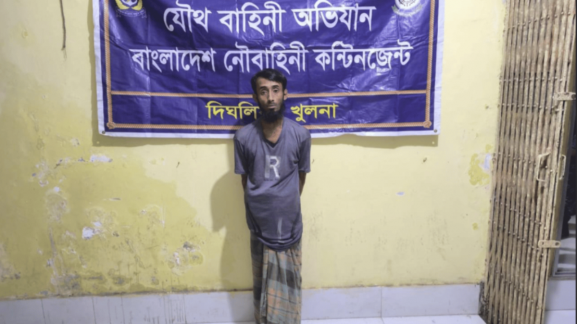 নৌবাহিনীর অভিযানে দিঘলিয়ায় মাদক ব্যবসায়ী আটক