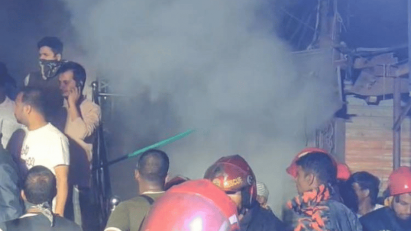 হেমায়েতপুরে আগুনে পুড়ল কয়েকটি কাপড়ের দোকান