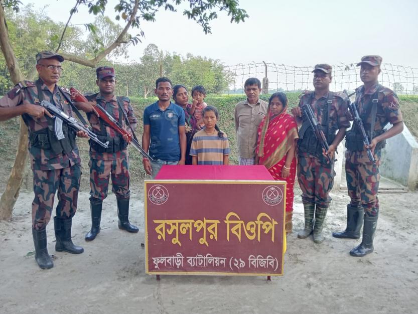 ফুলবাড়ীতে মানব পাচার কালে এক ভারতিয় নাগরিকসহ ৬ জনকে আটক করেছে ২৯ বিজিবি