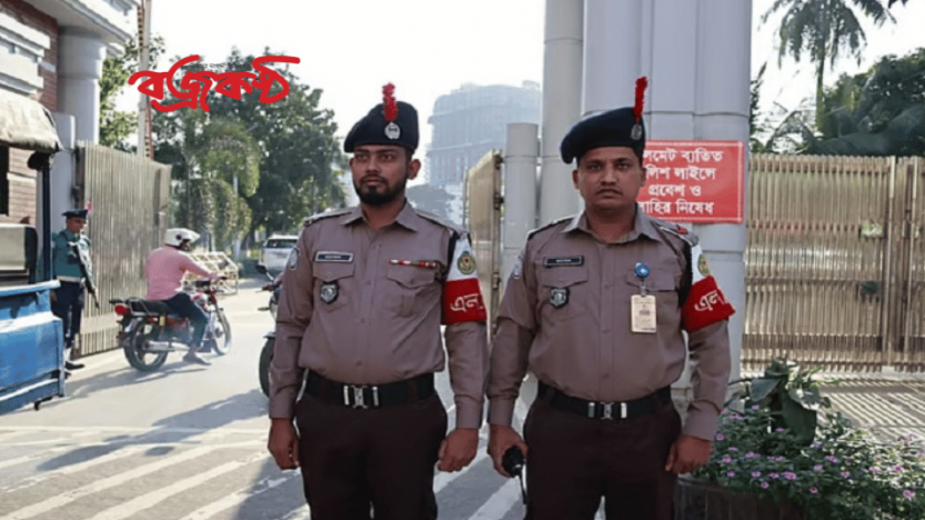 নতুন পোশাকে নেমেছে পুলিশ