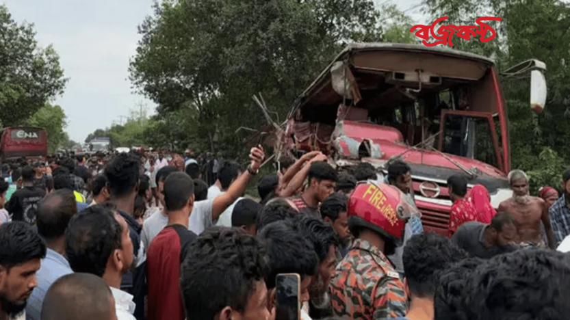 শায়েস্তাগঞ্জে দুই বাসের সংঘর্ষে নিহত ৩, আহত ৩০