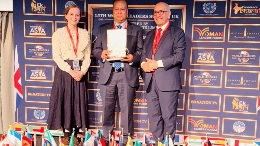 অক্সফোর্ডে আন্তর্জাতিক সম্মেলনে লাইফটাইম অ্যাচিভমেন্ট সম্মাননায় ভূষিত হলেন ব্যারিস্টার মনোয়ার হোসেন