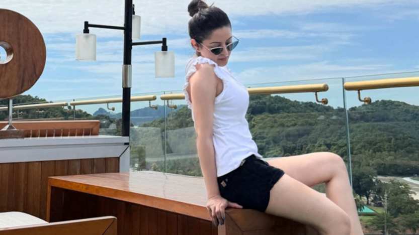 হাফ প্যান্ট পড়া পরীমণির ‘শীত নাই’