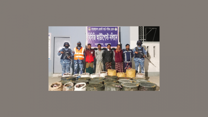 সুন্দরবন থেকে ৪৯০ কেজি অবৈধ  কাঁকড়াসহ ৫ ব্যবসায়ী আটক