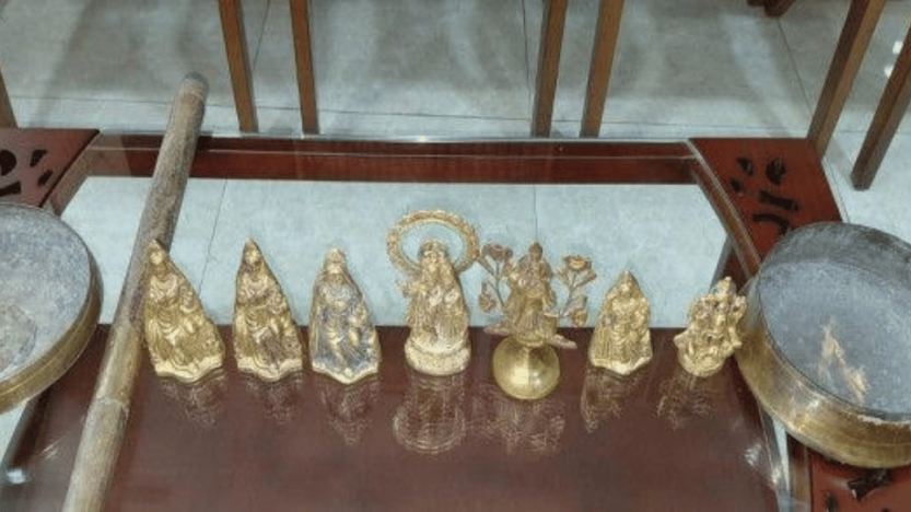 নওগাঁয় পুকুরে মাছ ধরার সময় সাতটি ছোট মূর্তি ও দুইটি বাটি উদ্ধার