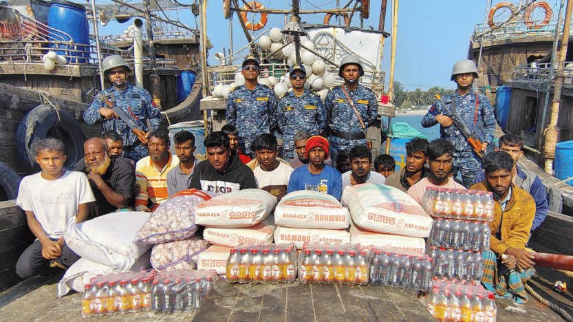 মায়ানমারে পাচারকালে সিমেন্ট বোঝাই দুটি   বোটসহ ১৯ জনকে আটক করেছে নৌবাহিনী